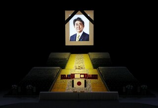 Pemakaman Kenegaraan Shinzo Abe Diiringi Doa, Bunga, dan Tembakan