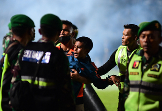 Tragedi Kanjuruhan, Mahfud Nilai Sepak Bola Kerap Pancing Suporter Emosi