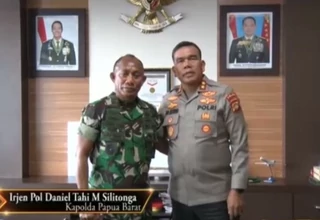 Anggota Jilat Kue HUT TNI, Kapolda Papua Barat Minta Maaf ke Pangdam Kasuari