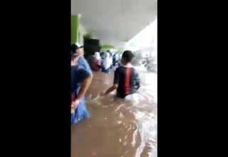 Video: Evakuasi Murid-murid Korban Banjir di MTSN 19 Jakarta