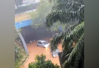 Jalan Protokol Kota Bekasi Digenangi Banjir Sedalam 50 Cm