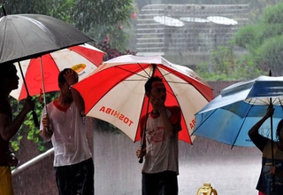 Waspada! Jakarta Kembali Diguyur Hujan Siang hingga Malam