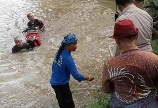 Pemotor di Subang Terseret Arus Sungai Ciasem, Motornya Sudah Ditemukan