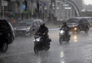 BMKG: Sebagian Wilayah Jakarta Akan Diguyur Hujan Petir Sore hingga Malam