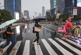 Prakiraan Cuaca: Sebagian Jakarta Diguyur Hujan Pagi hingga Sore