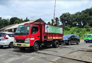 Kerusakan Jalan di Perlintasan Stasiun Batutulis Bogor Sebabkan Kemacetan