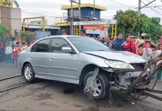 Terobos Perlintasan, Mobil Sedan Ditabrak KRL di Jakbar