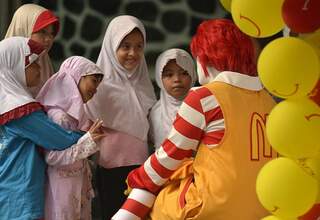 McDonald s Serahkan Donasi Hasil Program  Mari Berbagi 