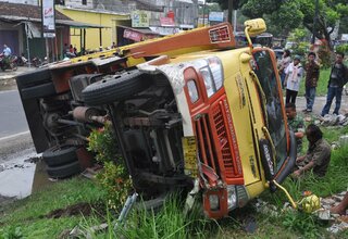 Truk Kontainer Kecelakaan di Tol Jagorawi KM 04 Arah Bogor