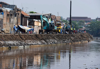Kampung Pulo Masih Banjir, Basuki: Pengerjaan Turap Belum Rampung