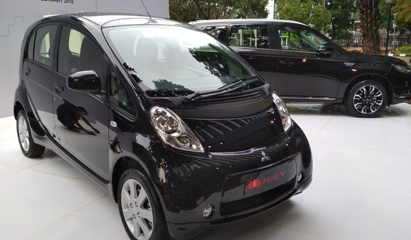 Mitsubishi Serahkan 10 Mobil Listrik Pada Pemerintah Indonesia