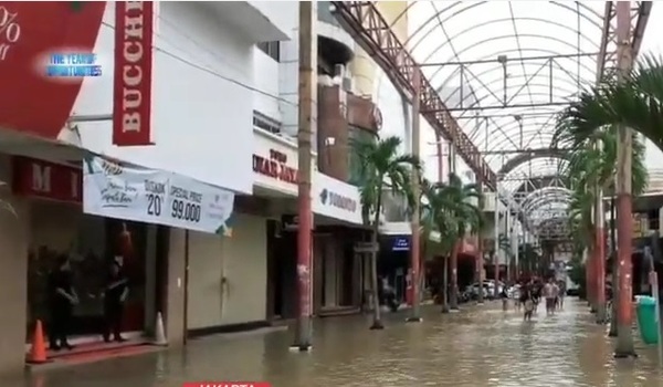 Kali Ciliwung Meluap Banjir Rendam Pasar Baru 