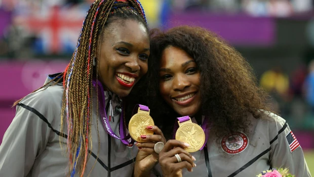 Dua bersaudara Venus (kiri) dan Serena Williams asal AS memenangi tenis ganda putri Olimpiade London 2012.