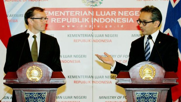 Menlu Marty Natalegawa (kanan) bersama Menlu Norwegia Espen Barth Eide (kiri) memberikan keterangan kepada wartawan seusai melakukan pertemuan bilateral di Jakarta, Rabu (3/7). 