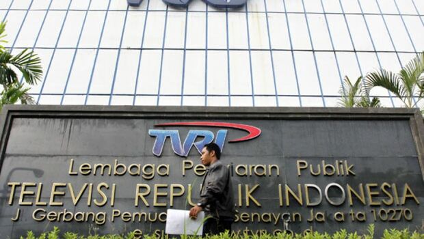 Seorang karyawan melintas di depan Kantor Lembaga Penyiaran Publik (LPP) TVRI, Jakarta