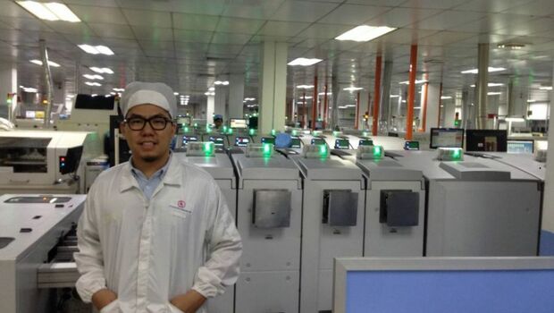 Tiyo Triyanto, produsen alat penambang bitcoin Red Fury di fasilitas produksinya