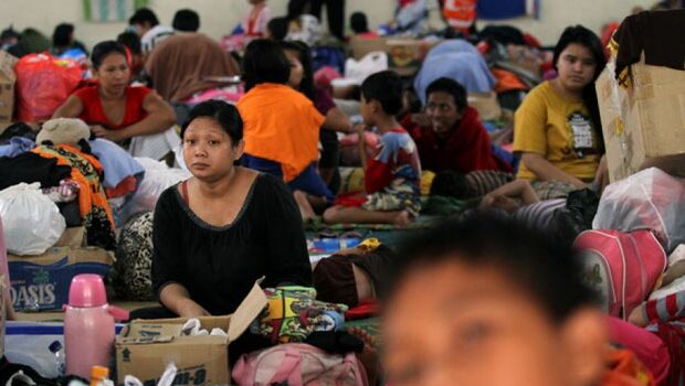 Ribuan pengungsi banjir masih bertahan di GOR Otista, Jakarta, Senin (27/1). Hingga Minggu (26/1) pukul 18:00 WIB Badan Nasional Penanggulangan Bencana (BNPB) mencatat sedikitnya 27.912 jiwa korban banjir DKI Jakarta masih mengungsi di 137 titik lokasi pengungsian.