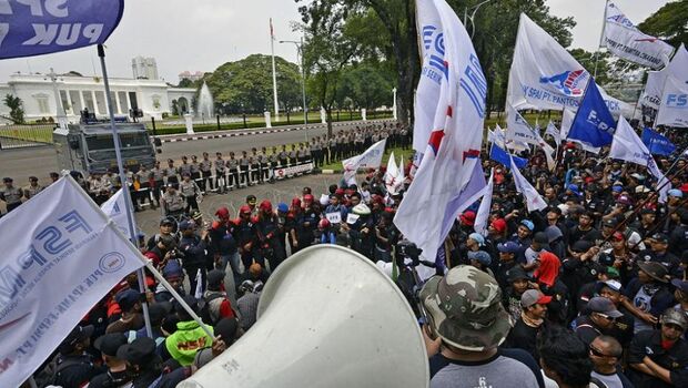 Ribuan buruh berunjuk rasa di depan Istana Merdeka, Jakarta Pusat, Rabu (12/2). Mereka menuntut tidak ada lagi rakyat ditolak berobat di klinik atau rumah sakit.