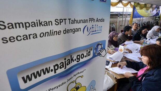 Sejumlah wajib pajak mengisi formulir Surat Pemberitahuan Tahunan Pajak Penghasilan (SPT Tahunan PPh) di Kantor Pelayanan Pajak Pratama Jakarta Duren Sawit, Senin (31/3).