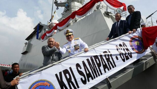 Menteri Pertahanan Purnomo Yusgiantoro (kiri), salam komando dengan KSAL, Laksamana TNI Marsetio, usai peninjauan Kapal Cepat Rudal (KCR) KRI Sampari-628, yang diserahkan di PT PAL Indonesia (Persero) Surabaya, Rabu (28/5). 