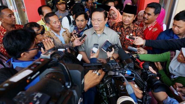 Wakil Ketua Umum DPP Partai Golkar, Agung Laksono, (tengah) saat memberikan keterangan kepada pers.