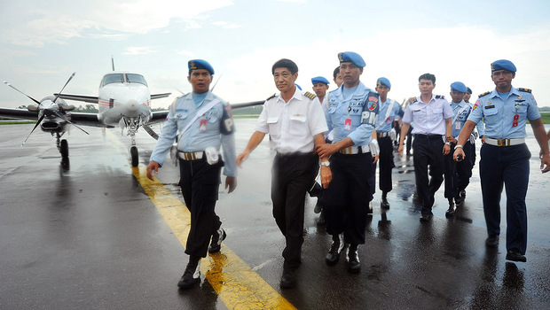Sejumlah prajurit TNI AU menggiring tiga kru pesawat asing, sesaat setelah dipaksa mendarat di Lanud Supadio, Kabupaten Kubu Raya, Kalbar, Selasa (28/10). 