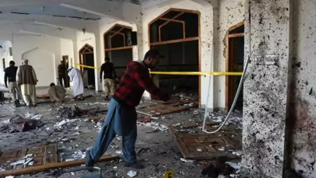 Masjid di Peshawar yang diserang Taliban Pakistan.