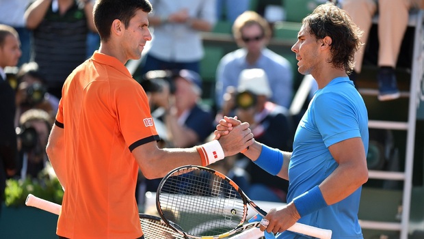 Petenis putra asal Spanyol, Rafael Nadal bersalaman untuk memberikan selamat kepada rivalnya, Novak Djokovic di akhir pertandingan mereka di Roland Garros 2015, Paris, 3 Juni 2015.