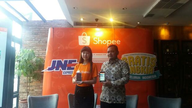 Regional Managing Director Shopee, Rainal Lu (kiri) bersama VP of Marketing JNE, Eri Palgunadi (kanan) saat peluncuran layanan Ongkos Kirim Gratis dari Shopee, Jakarta, 4 Februari 2016.