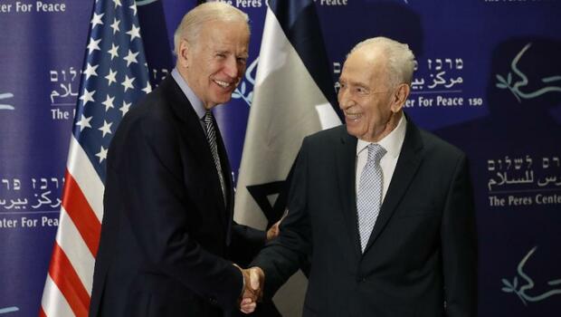 Wakil Presiden Amerika Serikat (AS) Joe Biden (kiri) berjabat tangan dengan mantan Presiden Israel Shimon Peres dalam rapat yang diselenggarakan d Tel Aviv, pada Selasa, 8 Maret 2016.
