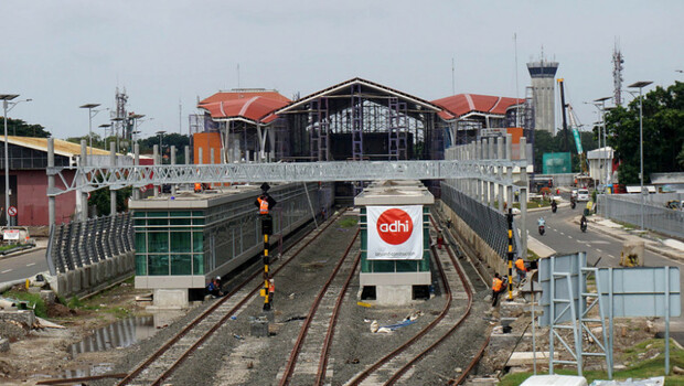 Pekerja menyelesaikan pembangunan stasiun kereta bandara Soekarno - Hatta, Tangerang, Banten, 28 Februari 2017.