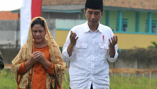 Presiden Joko Widodo dan ibu negara Iriana Jokowi berdoa.