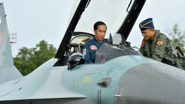 Presiden Joko Widodo (kiri) berbincang dengan salah satu penerbang pesawat tempur TNI Angkatan Udara. 