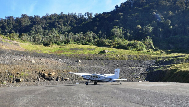 Pesawat jenis Pilatus Porter milik Maskapai Susi Air melakukan tes mendaratdi Lapangan Terbang Perintis Arwanop, Distrik Tembagapura, Timika, Papua.