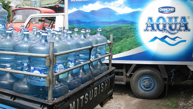 Salah satu outlet produk minuman air dalam kemasan Aqua