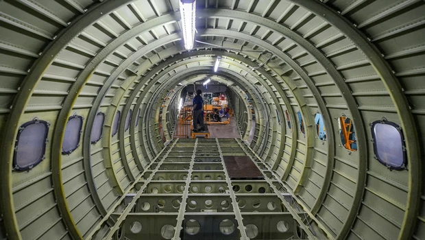 Pekerja mengerjakan struktur fuselage CN235-220 Multi Purpose Aircraft pesanan Nepalese Army di hanggar sub assembly CN235 PT Dirgantara Indonesia (PTDI), Bandung, Jawa Barat, 9 Januari 2018.