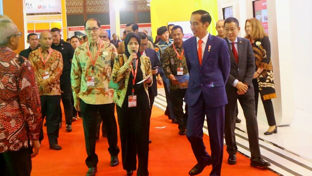 Presiden Joko Widodo (kedua kiri) bersama Menko Kemaritiman Luhut Panjaitan (kanan), Menteri ESDM Ignasius Jonan (kedua kanan) dan Presiden Indonesian Petroleum Association (IPA) Ronald Gunawan (kiri) meninjau Konvensi dan Pameran IPA ke-42 Tahun 2018 di Jakarta, Rabu 2 Mei 2018.
