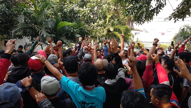 Puluhan pekerja yang tergabung dalam Serikat Pekerja Container (SPC) Pelabuhan Tanjung Priok, Jakarta Utara berkumpul untuk memperjuangkan nasib 400 tenaga outsourcing JICT yang terkena PHK di kantor Sudinakertrans Jakarta Utara, 19 Juli 2018.