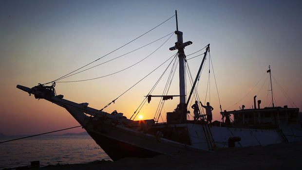 Aktivitas bongkar muat di pelabuhan menjelang matahari terbenam di Labuan Bajo, Nusa Tenggara Timur, Jumat 12 Oktober 2018.
