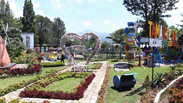 Suasana bermain di Taman Kelinci jadi tempat hiburan buat keluarga di kawasan Agrowisata Gunung Mas,  Puncak Bogor, Jawa Barat, Minggu 21 Oktober 2018. 
