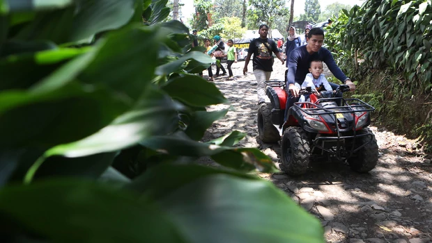 Pengunjung mengendarai ATV di kawasan Agrowisata Gunung Mas, Puncak Bogor, Jawa Barat, Minggu 21 Oktober 2018. 
