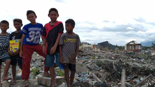 Sekelompok anak korban bencana likuefaksi di Kawasan Perumnas Balaroa, Kelurahan Balaroa, Kecamatan Palu Barat, Koa Palu, Sulawesi Tengah (Sulteng) berdiri di atas puing-puing reruntuhan rumah yang dilanda likuefaksi, Kamis 17 Januari 2018.