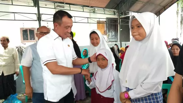 Ketua Umum Perbarindo, Joko Suyanto, menyerahkan donasi dan sumbangan dari seluruh pengurus Perbarindo dan Bankir BPR-BPRS di Seluruh Indonesia, kepada korban gempa Palu-Donggala, Selasa (22/1). 
