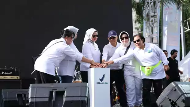 Kepala BPOM Penny Kusumastuti Lukito (empat dari kanan) bersama pejabat BPOM meluncurkan 7 inovasi baru pada perayaan HUT BPOM ke-18 di area Car Free Day, lapangan parkir Sarinah, Jakarta, Minggu (10/2). 