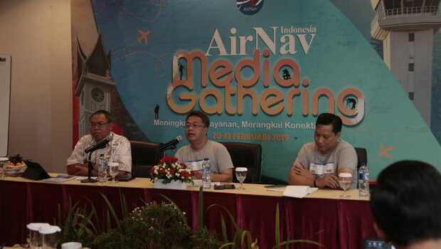 Direktur Utama AirNav Indonesia, Novie Riyanto (tengah) memaparkan rencana peningkatan kualitas layanan navigasi penerbangan, di acara Media Gathering AirNav Indonesia yang diselenggarakan di Padang, Sumatera Barat, 20 Februari 2019.