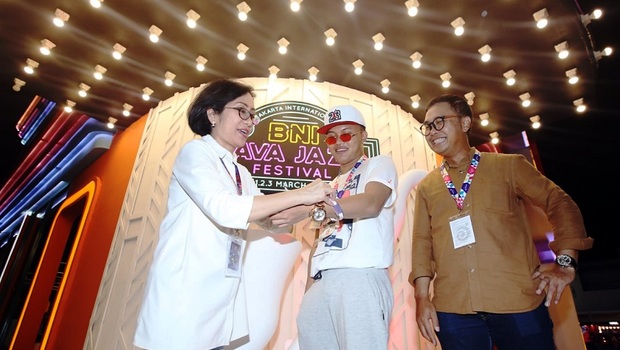 Direktur Retail Banking BNI Tambok P Setyawati (kiri), Pemimpin Divisi Komunikasi Perusahaan BNI Indomora Harahap (kanan), dan Penyanyi Rizki Febian (tengah) mengenakan Gelang TapCash pada BNI Java Jazz Festival 2019, JIExpo Kemayoran, Jakarta, Jumat (1 Maret 2019).  