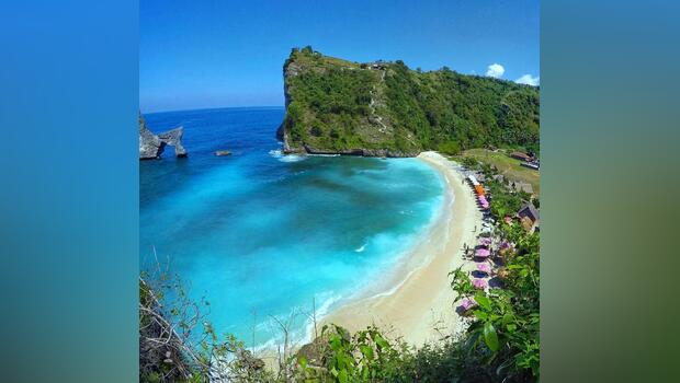 Pasir putih pantai Atuh, Nusa Penida, Bali