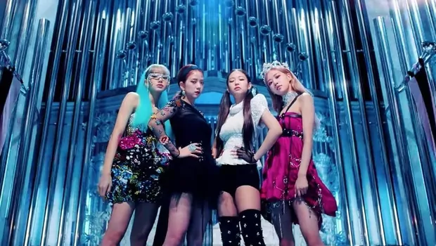 Penampilan empat personel girl band K-Pop, BLACKPINK, di video single terbaru mereka, Kill This Love. 