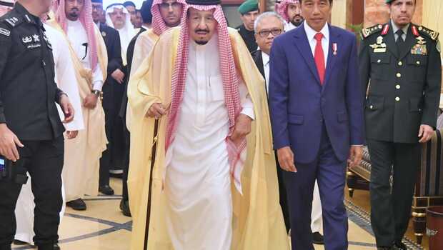 Presiden Jokowi bersama Raja Salman.