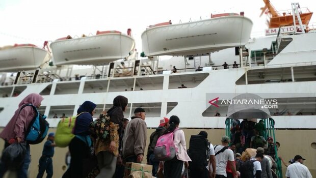 Sejumlah penumpang antre untuk naik ke kapal KM Tidar di Pelabuhan Makassar, eks Sukarno Hatta, Makassar, Sulawesi Selatan.